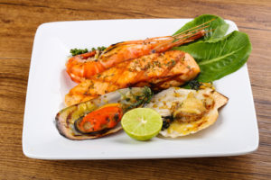 Ресторан, специализирующийся на навыках официанта из морепродуктов и рыбы.