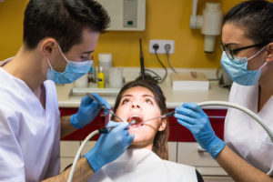 सीवी ने दंत चिकित्सा सहायक को व्यावसायीकरण अनुबंध पर रखा