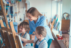 animatrice arts plastique auprès des enfants