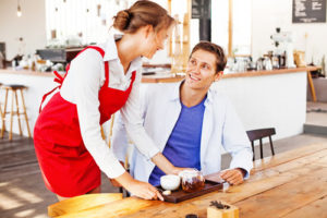 serveuse en restauration être toujours disponible pour le client